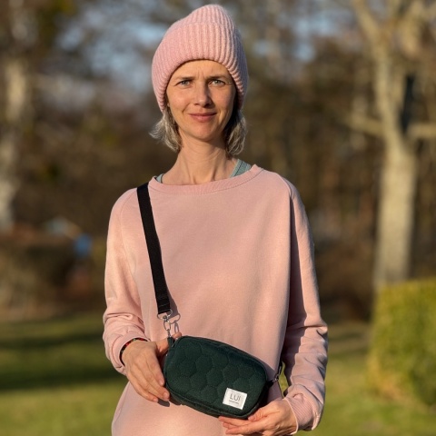 nerka butelkowa zieleń na osobie