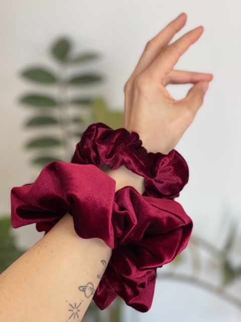 scrunchie welur bordo zbliżenie scrunchie welur bordo zbliżenie