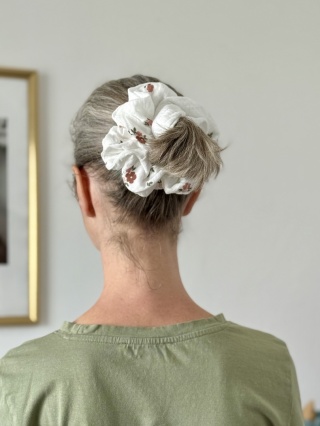 scrunchie bordowo-różowe kwiatki na śmietankowym tle