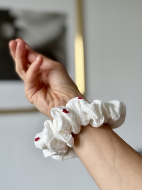 scrunchie serca na ręce scrunchie serca na ręce