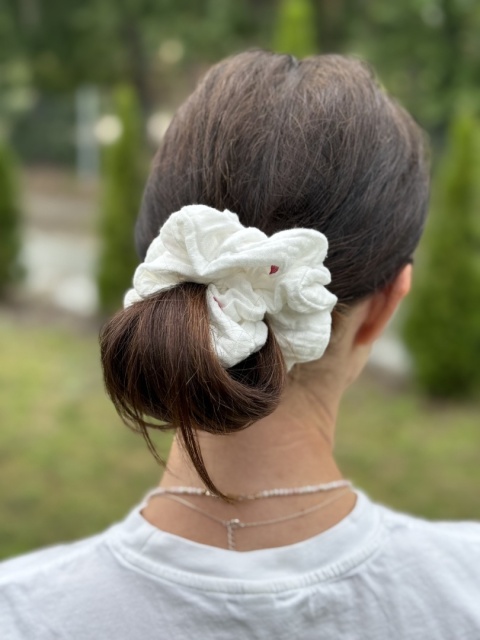 scrunchie serca na ciemnych włosach scrunchie serca na ciemnych włosach