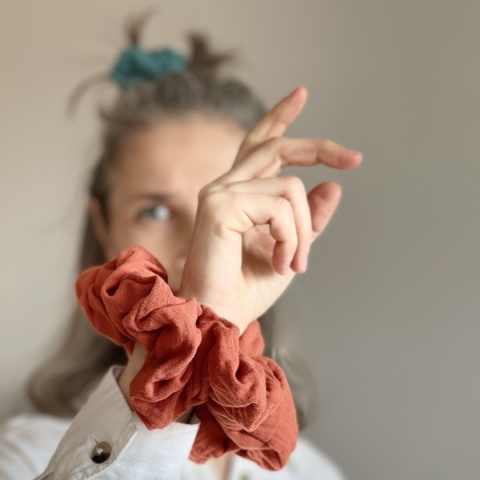 scrunchie cegła zbliżenie scrunchie cegła zbliżenie