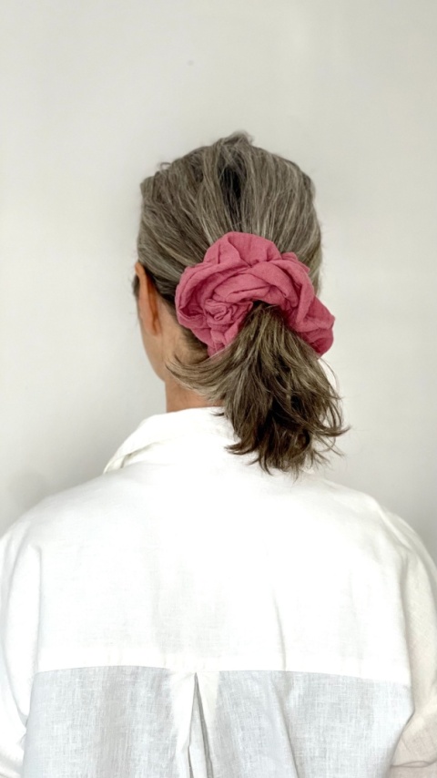 scrunchie róż masala na osobie scrunchie róż masala na osobie