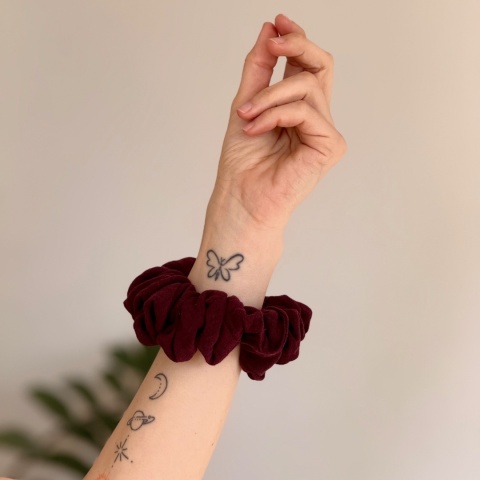 scrunchie czerwone wino zbliżenie scrunchie czerwone wino zbliżenie