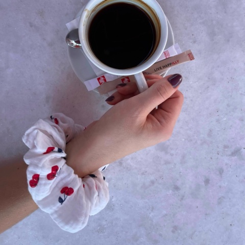scrunchie wiśnie na ręce scrunchie wiśnie na ręce