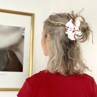 scrunchie wiśnie na śmietankowym