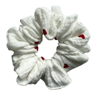 scrunchie czerwone serca na śmietankowym tle