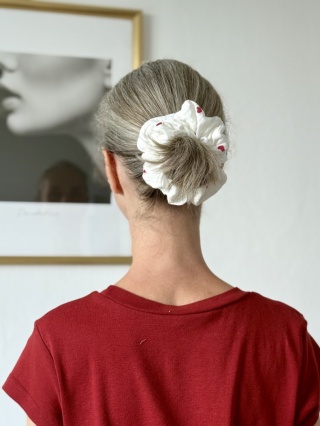 scrunchie czerwone serca na śmietankowym tle