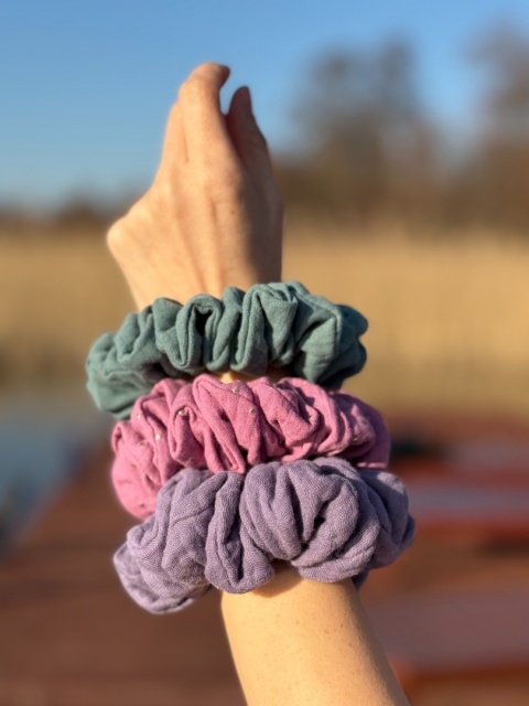 scrunchie szałwia zbliżenie scrunchie szałwia zbliżenie