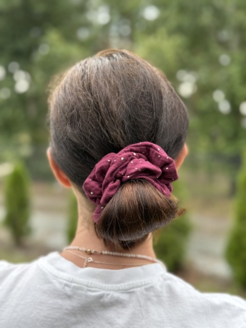 scrunchie złote kropki burgund na osobie scrunchie złote kropki burgund na osobie