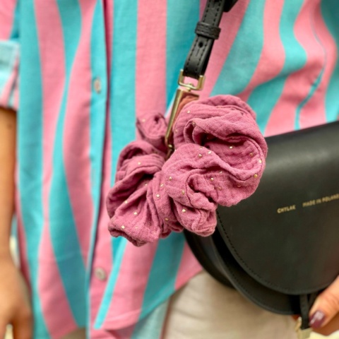 scrunchie złote kropki na wrzosie zbliżenie scrunchie złote kropki na wrzosie zbliżenie