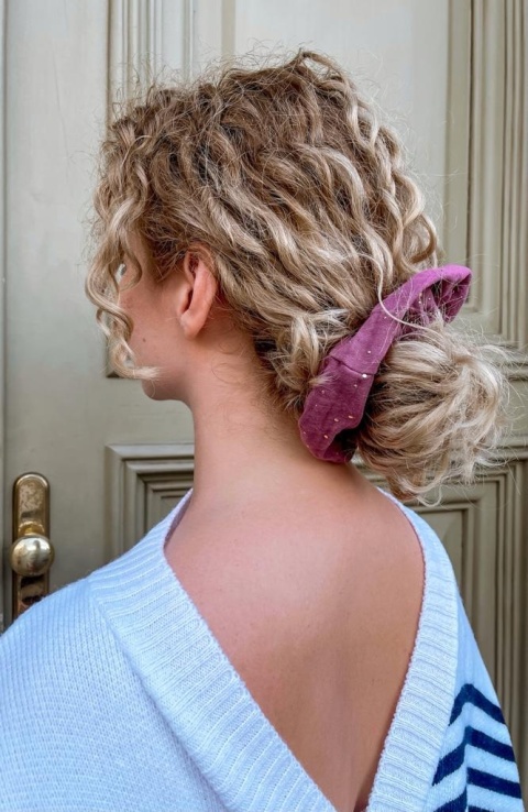 scrunchie złote kropki na wrzosie na osobie scrunchie złote kropki na wrzosie na osobie